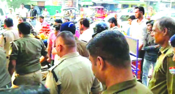 घटनास्थल पर मौजूद भीड़