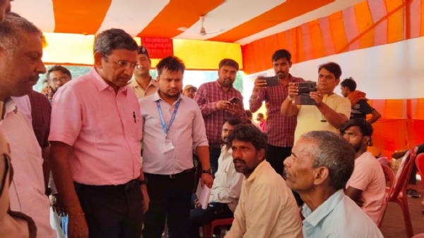 यात्रियों से बातचीत करते डीआरएम