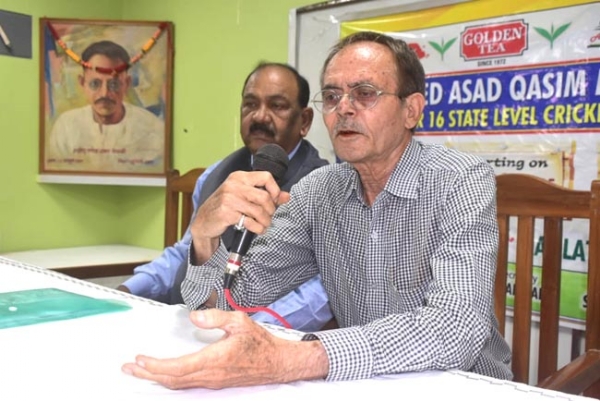 जानकारी देते अध्यक्ष शाहिद अस्करी