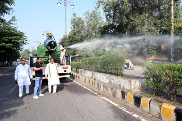 एंटी स्मॉग गन से छिड़काव कार्य का शुभारंभ करते मेयर प्रवीण पोपली।