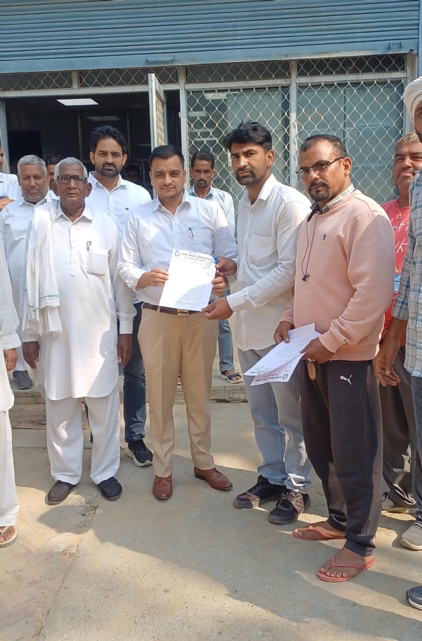 तहसीलदार को ज्ञापन सौंपते किसान।