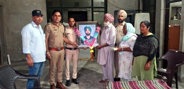 फतेहाबाद। शहीद जवानों के परिवार से मिलते पुलिस अधिकारी।