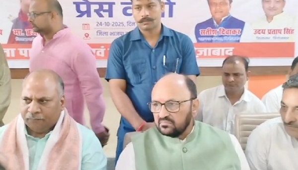वार्ता करते कैबिनेट मंत्री योगेंद्र उपाध्याय
