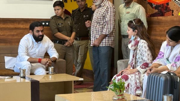 गंगा सभा कार्यालय में साक्षी धोनी गंगा सभा कार्यालय में साक्षी धोनी