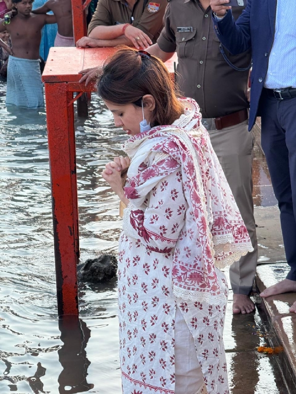गंगा पूजन करती साक्षी धोनी गंगा पूजन करती साक्षी धोनी