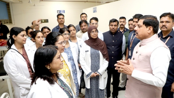मुख्यमंत्री ने अस्पताल में बच्चों और नागरिकों के स्वास्थ्य का हाल-चाल जाना मुख्यमंत्री ने अस्पताल में बच्चों और नागरिकों के स्वास्थ्य का हाल-चाल जाना