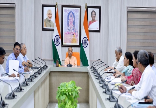 औषधि प्रशासन विभाग की बैठक करते मुख्यमंत्री योगी औषधि प्रशासन विभाग की बैठक करते मुख्यमंत्री योगी