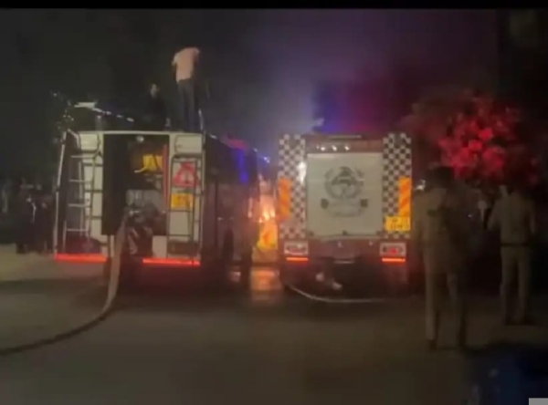 आग बुझाते हुए दमकल विभाग के जवान