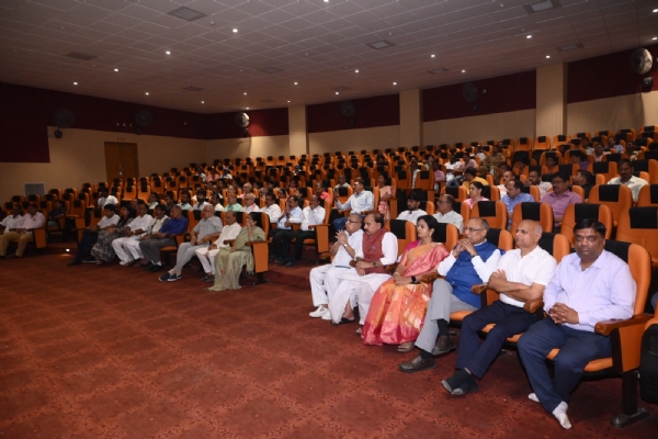 जीवन की हर समस्या का समाधान गीता में:-स्वामी ज्ञानानंद* जीवन की हर समस्या का समाधान गीता में:-स्वामी ज्ञानानंद*