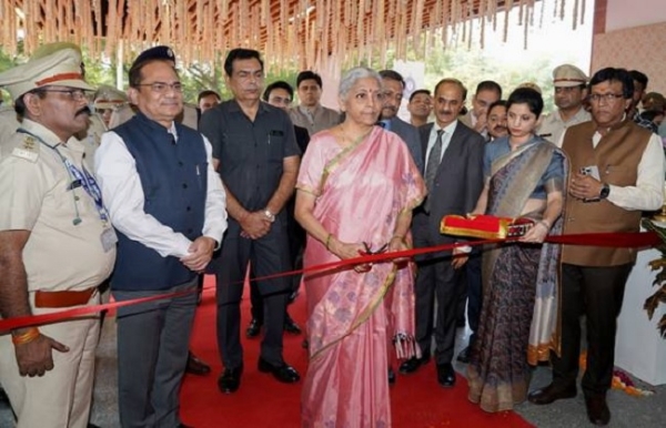 कार्यक्रम  को संबोधित करते हुए वित्त मंत्री निर्मला सीतारमण कार्यक्रम  को संबोधित करते हुए वित्त मंत्री निर्मला सीतारमण