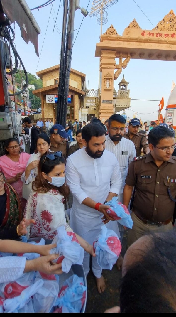 हर की पैड़ी पर गरीबों को अन्न व वस्त्र वितरित करती साक्षी धोनी हर की पैड़ी पर गरीबों को अन्न व वस्त्र वितरित करती साक्षी धोनी