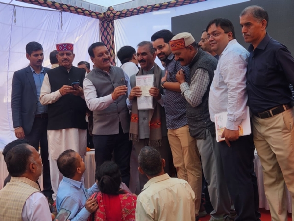 सीएम को राहत देते हुए।
