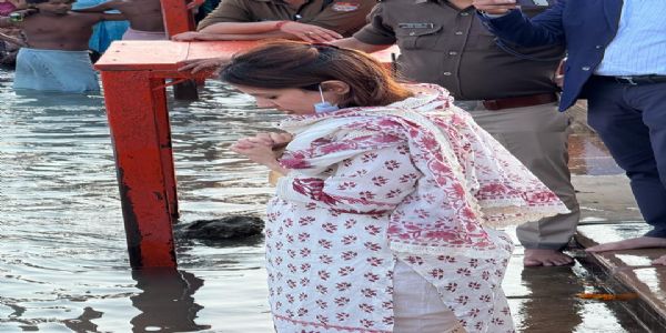 महेंद्र सिंह धोनी की पत्नी साक्षी ने हर की पैड़ी पहुंच कर किया गंगा पूजन, गरीबों को बांटे अन्न-वस्त्र