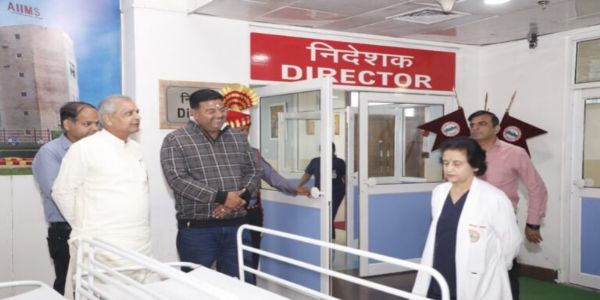 गार्गी चैरिटेबल ट्रस्ट ने एम्स को भेंट किए 10 स्ट्रेचर