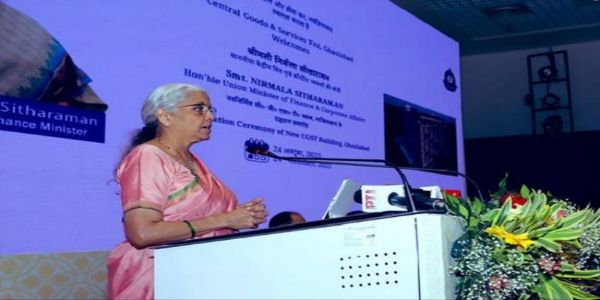 जीएसटी अधिकारी ईमानदार करदाताओं के साथ विनम्र और सहानुभूतिपूर्ण व्यवहार करें : वित्‍त मंत्री