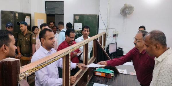 डीएम ने किया रुड़की तहसील का औचक निरीक्षण