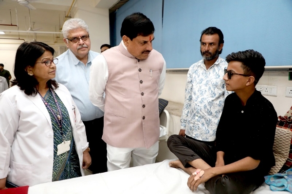 मुख्यमंत्री ने अस्पताल में बच्चों और नागरिकों के स्वास्थ्य का हाल-चाल जाना मुख्यमंत्री ने अस्पताल में बच्चों और नागरिकों के स्वास्थ्य का हाल-चाल जाना