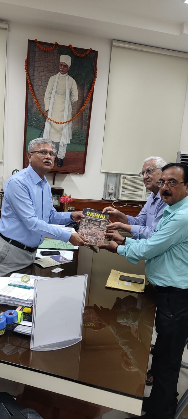 बीएचयू कुलपति को पुस्तक भेंट करते लेखक