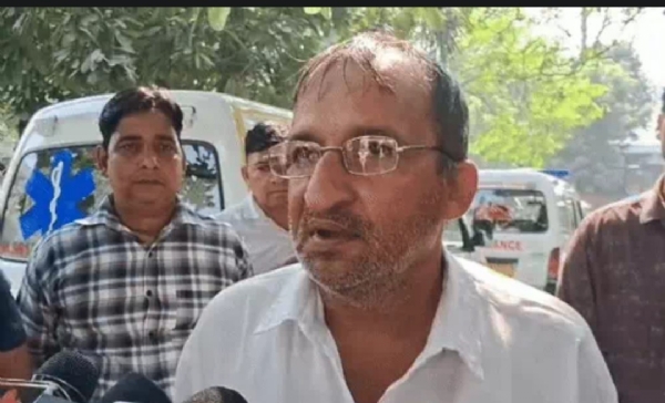 मामले की जानकारी देते मृतक के भाई कृष्ण मामले की जानकारी देते मृतक के भाई कृष्ण