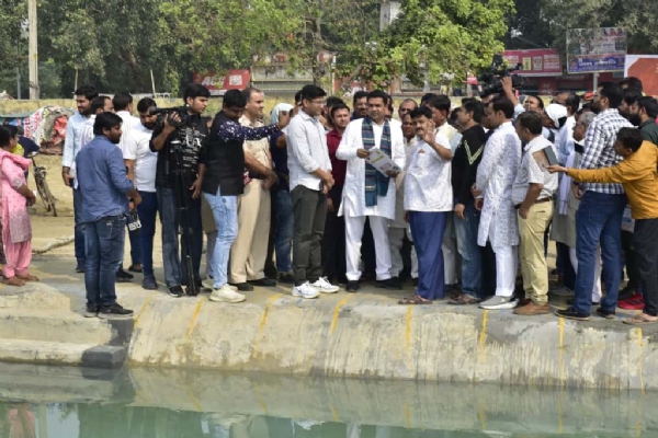 नरेला छठ घाट पर पहुंचकर व्यवस्थाओं की समीक्षा करती दिल्ली सरकार के मंत्री कपिल मिश्रा नरेला छठ घाट पर पहुंचकर व्यवस्थाओं की समीक्षा करती दिल्ली सरकार के मंत्री कपिल मिश्रा