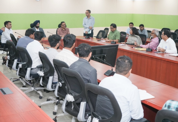 कश्मीर गेट स्थित दिल्ली प्रदूषण नियंत्रण समिति  के कार्यालय में अधिकारियों के साथ बैठक करते मंत्री मनजिंदर  सिंह सिरसा कश्मीर गेट स्थित दिल्ली प्रदूषण नियंत्रण समिति  के कार्यालय में अधिकारियों के साथ बैठक करते मंत्री मनजिंदर  सिंह सिरसा