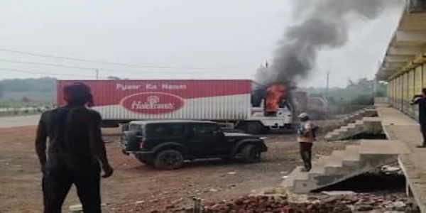 हाईटेंशन लाइन की चपेट में आने से ट्राले में लगी भीषण आग