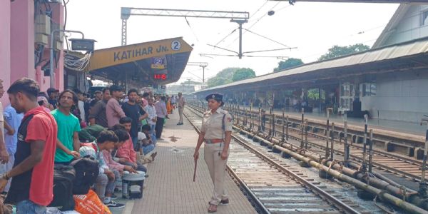 छठ पर्व पर महिला आरपीएफ अधिकारी बनीं भीड़ नियंत्रण की मिसाल, श्रद्धालुओं ने की सराहना