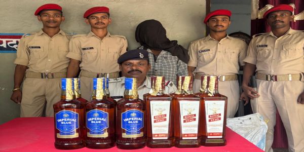 पुलिस ने 42 लीटर विदेशी शराब के साथ एक तस्कर को किया गिरफ्तार