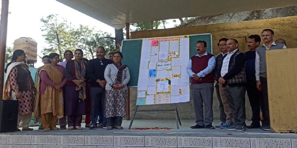 दीवार पत्रिका बाल उद्यान: बच्चों की रचनात्मकता ने लूटी वाह-वाही, बैग फ्री डे की सृजनात्मकता