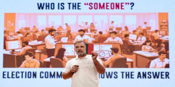 राहुल गांधी ने त्योहारों पर ट्रेनों में यात्रियों की भीड़ को बताया सरकार की नाकामी