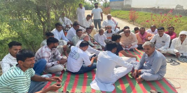 सिरसा में पेयजल संकट से त्रस्त ग्रामीणों ने जलघर पर जड़ा ताला