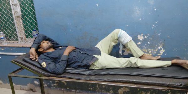 बांदा में पुलिस मुठभेड़: दो शातिर चोर गिरफ्तार, एक बदमाश के पैर में लगी गोली
