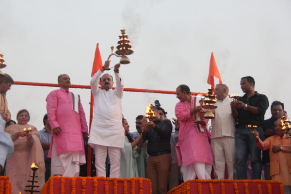 सोनिया विहार स्थित यमुना घाट पर दिल्ली के शिक्षा मंत्री आशीष सूद मां यमुना की आरती करते हुए सोनिया विहार स्थित यमुना घाट पर दिल्ली के शिक्षा मंत्री आशीष सूद मां यमुना की आरती करते हुए