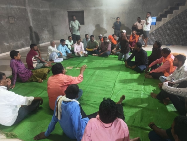 ग्राम तेलीनसत्ती को नशा मुक्त बनाने चर्चा करते युवा एवं सर्व समाज प्रमुख। ग्राम तेलीनसत्ती को नशा मुक्त बनाने चर्चा करते युवा एवं सर्व समाज प्रमुख।