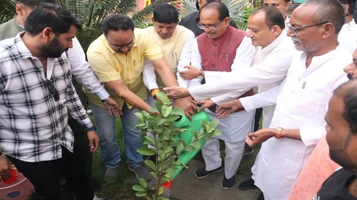 केन्द्रीय मंत्री ने अमरूद का पौधा लगाया केन्द्रीय मंत्री ने अमरूद का पौधा लगाया