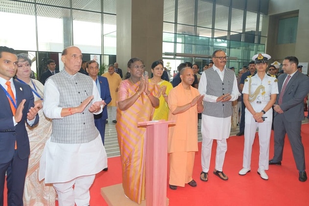 यशोदा मडिसिटी का उद्घाटन करतीं राष्ट्रपति मुर्मु और साथ में हैं केन्द्रीय मंत्री राजनाथ सिंह और यूपी के मुख्यमंत्री यशोदा मडिसिटी का उद्घाटन करतीं राष्ट्रपति मुर्मु और साथ में हैं केन्द्रीय मंत्री राजनाथ सिंह और यूपी के मुख्यमंत्री