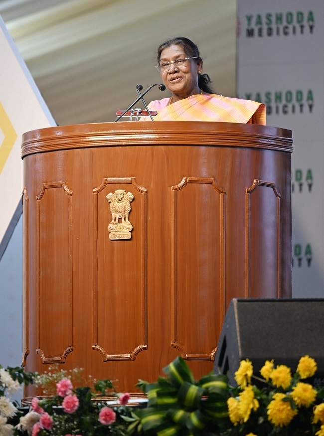 यशोद मडिसिटी का उद्घाटन करतीं राष्ट्रपति मुर्मु और साथ में केन्द्रीय मंत्री राजनाथ सिंह और यूपी के मुख्यमंत्री यशोद मडिसिटी का उद्घाटन करतीं राष्ट्रपति मुर्मु और साथ में केन्द्रीय मंत्री राजनाथ सिंह और यूपी के मुख्यमंत्री