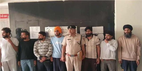 अमेरिका से डिपोर्ट किए गए युवक कैथल में पुलिस के साथ अमेरिका से डिपोर्ट किए गए युवक कैथल में पुलिस के साथ