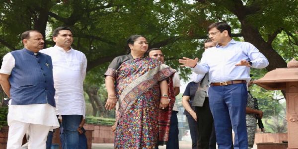 छठ महापर्व की तैयारियों की समीक्षा के लिए बुधवार को सूर घाट का दौरा करती मुख्यमंत्री  रेखा गुप्ता छठ महापर्व की तैयारियों की समीक्षा के लिए बुधवार को सूर घाट का दौरा करती मुख्यमंत्री  रेखा गुप्ता