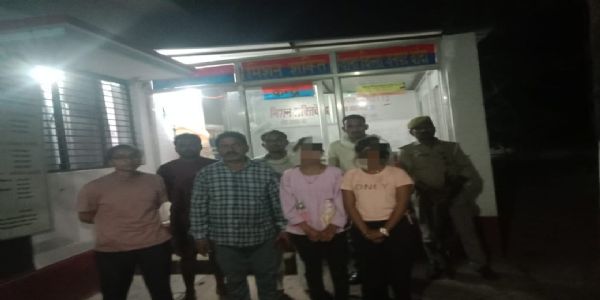 मिशन शक्ति टीम ने घर से भागी चचेरी बहनाें काे परिजनाें काे साैंपा