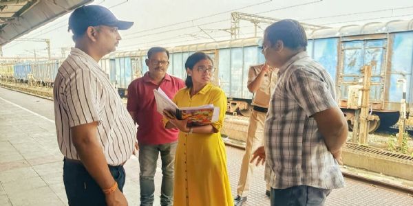 डीसीएम ने कटिहार स्टेशन का किया औचक निरीक्षण, सफाई व्यवस्था पर जताई नाराजगी