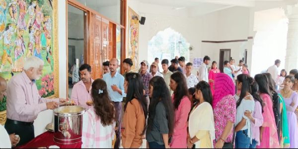 श्री राधा-कृष्ण मंदिर में छठ पूजा खरना पर 101 किलो खीर का लगा भोग