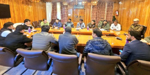 उपायुक्त बारामुल्ला ने गुलमर्ग में सर्दियों की तैयारियों की समीक्षा