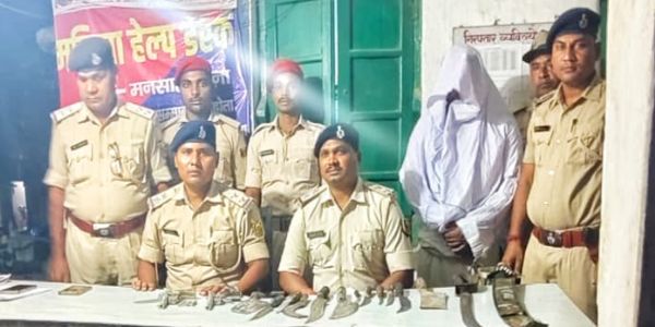 अवैध हथियार और चोरी की छह मोटरसाइकिल बरामद