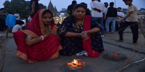 उप्र में लोक आराधना का महापर्व डाला छठ पूजन की धूम, उत्साह और श्रद्धा के साथ की खरना पूजा