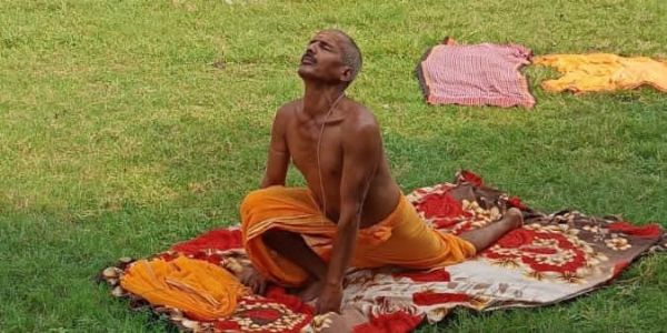 कंदाहा सूर्य मंदिर में योग व्यायाम व सूर्य नमस्कार कार्यक्रम आयोजित