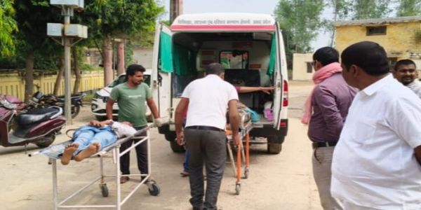 जौनपुर : दर्शनार्थियों से भरी बोलेरो खड़े ट्रक से टकराई, दंपति समेत तीन की मौत