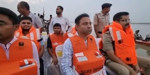 जिलाधिकारी और एसएसपी ने छठ घाटों का किया निरीक्षण