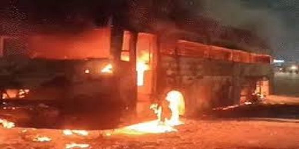 लखनऊ-आगरा एक्सप्रेसवे पर डबल डेकर बस में लगी आग, सुरक्षित निकाले गए 39 यात्री