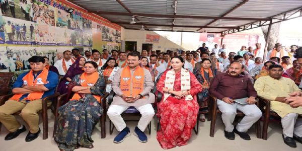 उपमुख्यमंत्री दीया कुमारी और प्रेमचंद बैरवा ने चौमूं में कार्यकर्ताओं के साथ सुनी मन की बात